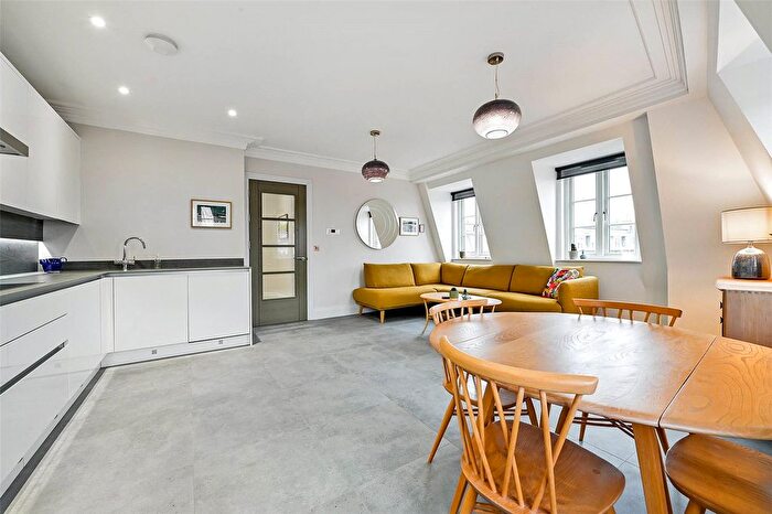 2 Bedroom Flat For Sale In Riverside Walk, Windsor, Berkshire, SL4