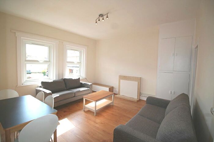 3 Bedroom Flat To Rent In Heathfield Square, Earlsfield, SW18