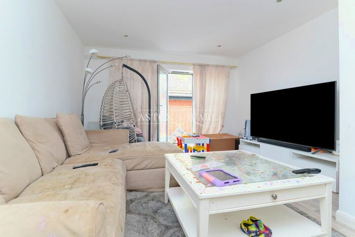 2 Bedroom Flat To Rent In Patrol Place, London, SE6