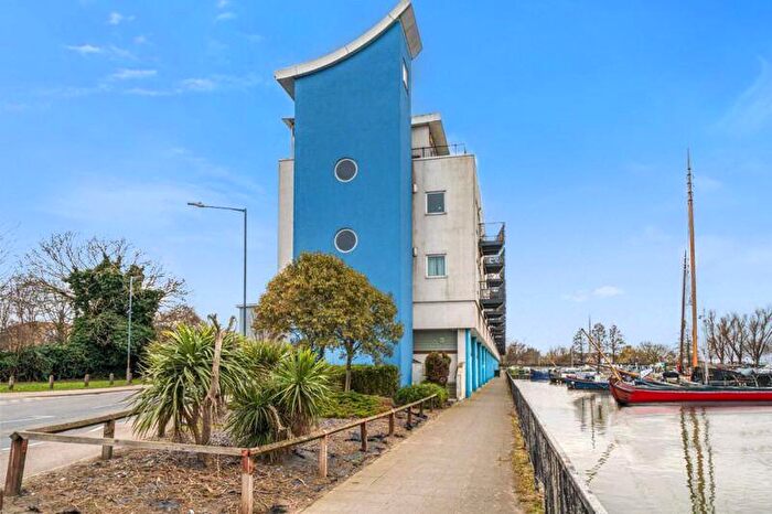 2 Bedroom Apartment For Sale In Canal Road, Gravesend, DA12