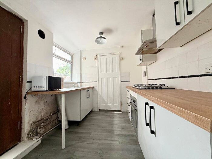 2 Bedroom End Of Terrace House To Rent In Butlin Road, Luton, LU1