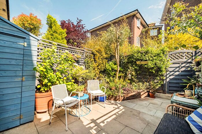2 Bedroom Terraced House For Sale In Francis Close, London, E14