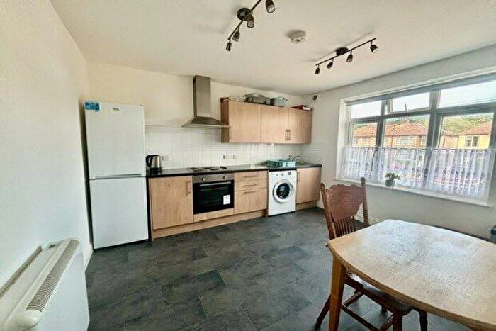 2 Bedroom Flat To Rent In Cuxton, Rochester, ME2