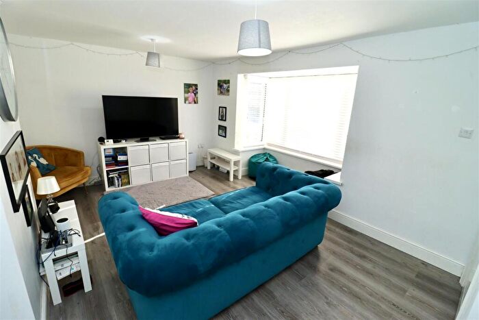 3 Bedroom Semi-Detached House For Sale In Wold View, Brough, HU15