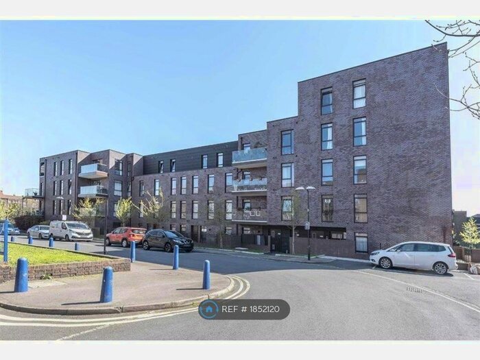 3 Bedroom Flat To Rent In Gibson Road, London, SE11