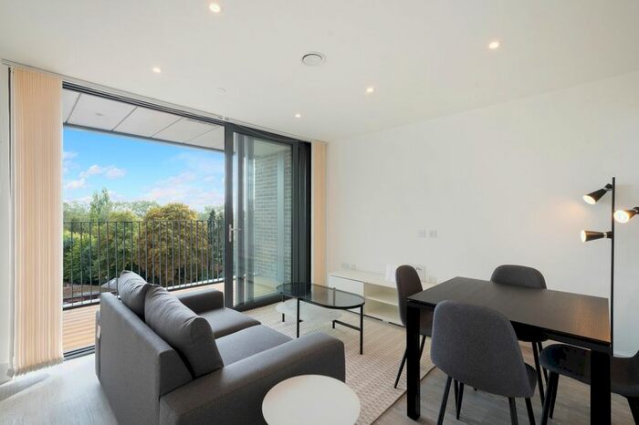 2 Bedroom Flat To Rent In London Square, Stains-Upon-Thames, TW18