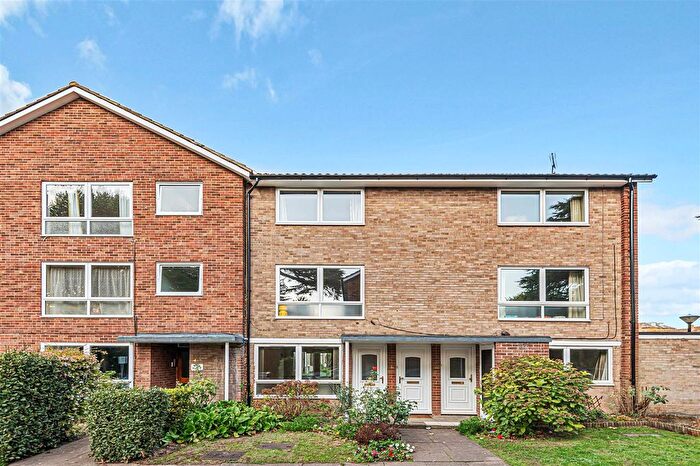 2 Bedroom Flat To Rent In Exeter Court, Surbiton, KT6