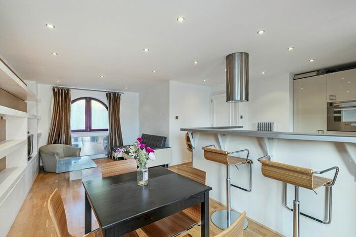 3 Bedroom Flat To Rent In William Morris Way, London, SW6