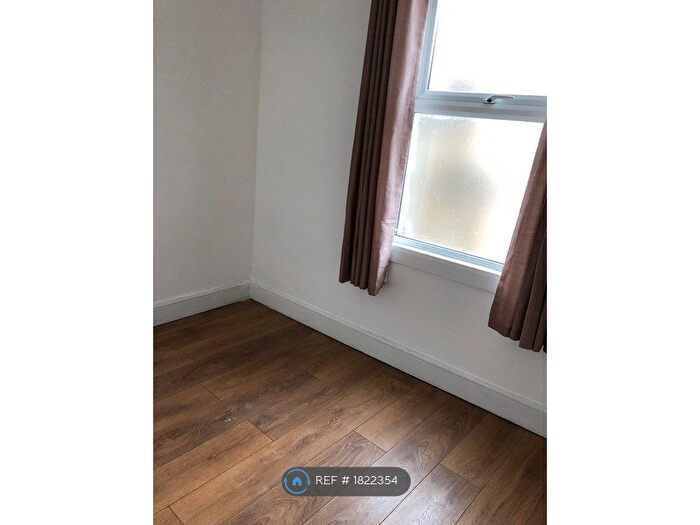 2 Bedroom Flat To Rent In Bush Road, London, SE8