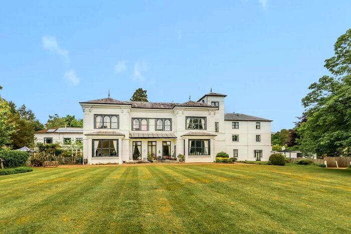 3 Bedroom Flat To Rent In Crowthorne, Berkshire, RG45