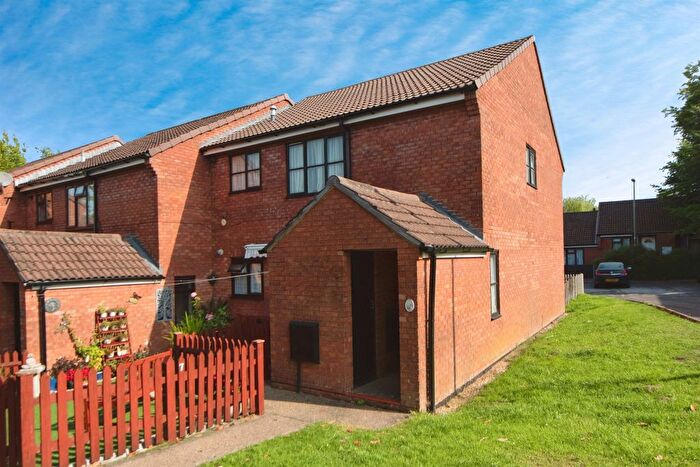 2 Bedroom Maisonette For Sale In Saxon Close, Waterlooville, PO8