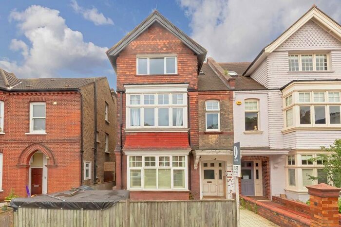 3 Bedroom Flat To Rent In Kingsmead Road, London, SW2