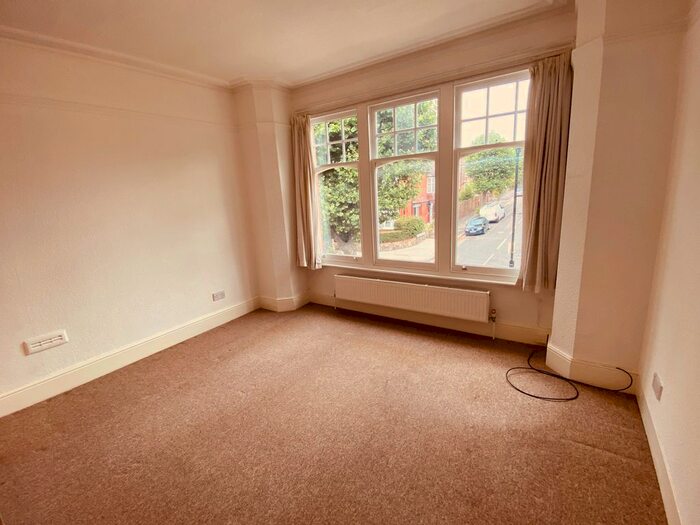 Studio To Rent In Grand Avenue, London, N10