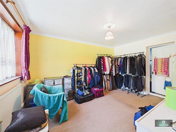 2 Bedroom Detached Bungalow For Sale In Peeks Brook Lane, Horley, RH6