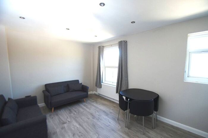 2 Bedroom Flat To Rent In Holywell, Watford, WD18