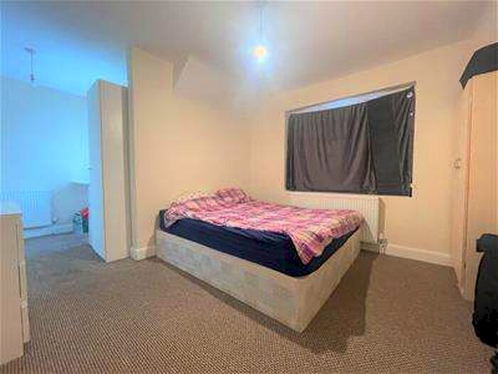 1 Bedroom Studio Flat To Rent In Heather Road, Neasden, London, NW2