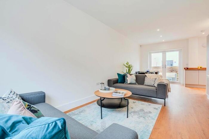 3 Bedroom Flat To Rent In Dowlas Street, London, SE5