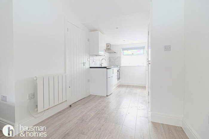Flat To Rent In Church Road, Hendon, NW4