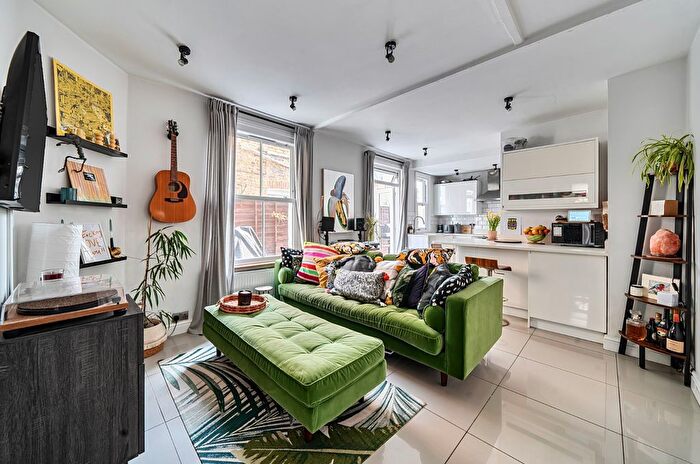 2 Bedroom Maisonette For Sale In Sellincourt Road, Tooting, London, SW17