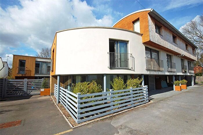 2 Bedroom Flat For Sale In Windlesham Mews, Hampton Hill, TW12