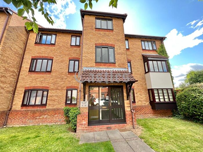 2 Bedroom Flat To Rent In Horseshoe Close, Waltham Abbey, Essex, EN9
