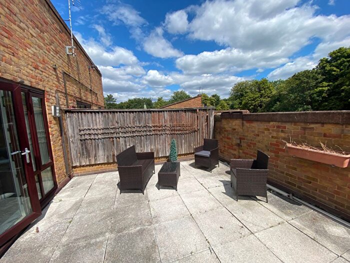 2 Bedroom Flat To Rent In Woodburn Close, Hendon, NW4