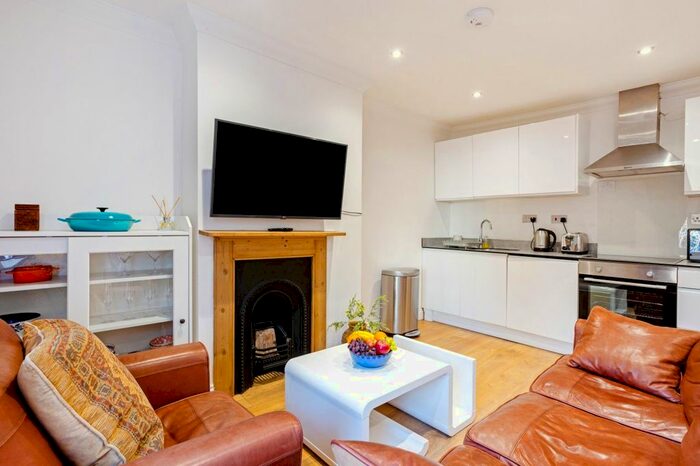 2 Bedroom Flat To Rent In 4, Lawrence House, The Walk, Crowder Terrace, Winchester SO22