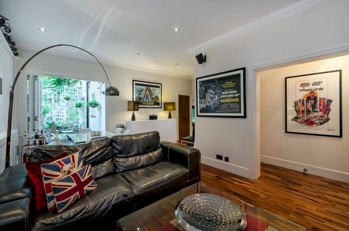 2 Bedroom Flat To Rent In St Georges Square, Pimlico, London, SW1V