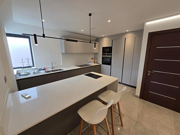 2 Bedroom Flat To Rent In Woodstock Road, Golders Green, NW11