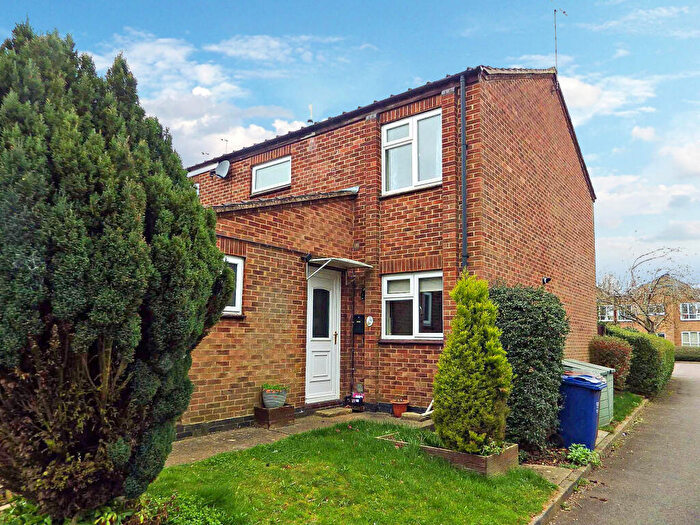 3 Bedroom Semi-Detached House To Rent In Longleat Close, Banbury, Oxfordshire, OX16