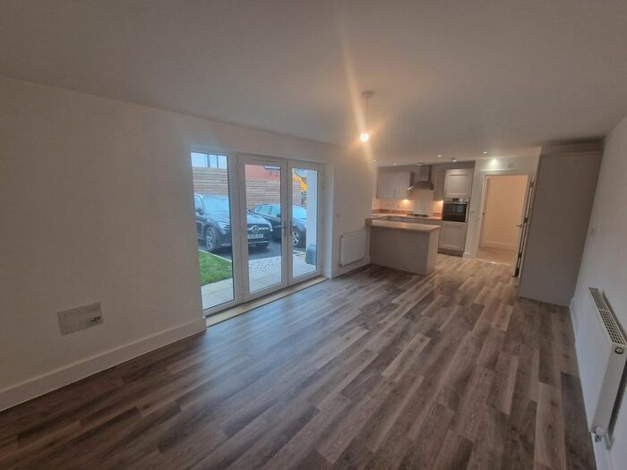 2 Bedroom Flat To Rent In Aspen Drive, Bristol, BS10