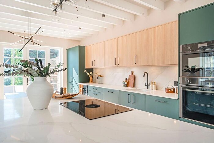 3 Bedroom Flat For Sale In Thornton Road, Wimbledon, SW19