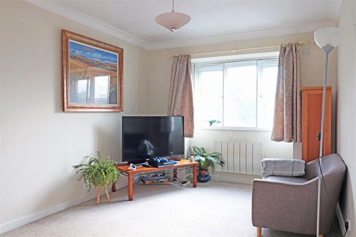 2 Bedroom Flat For Sale In Wordsworth Mead, Redhill, RH1