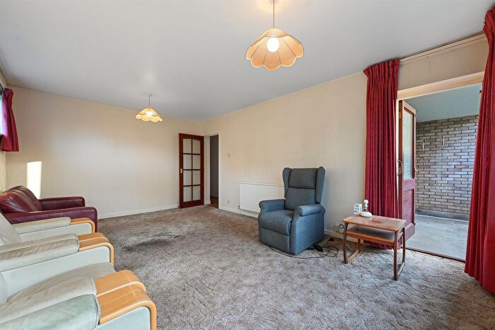 2 Bedroom Flat For Sale In Kent Avenue, London, W13
