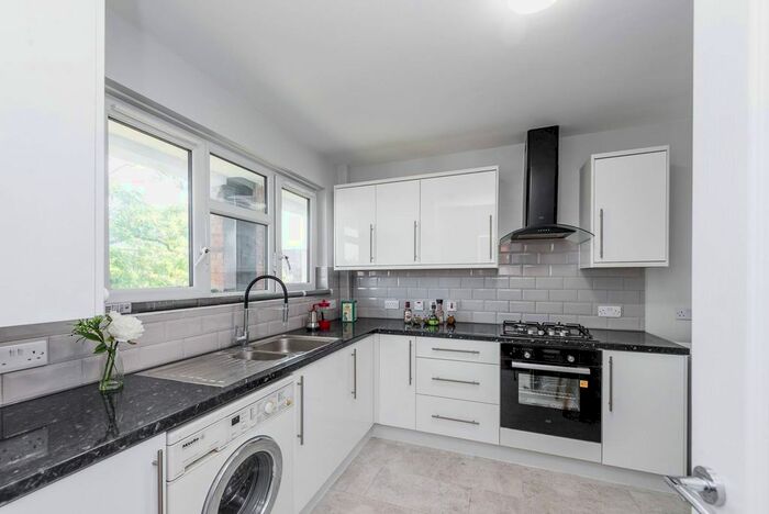 3 Bedroom Flat To Rent In Aveline Street, Oval, London, SE11