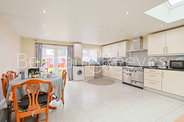 5 Bedroom Semi-Detached House To Rent In Uneeda Drive, Greenford, UB6