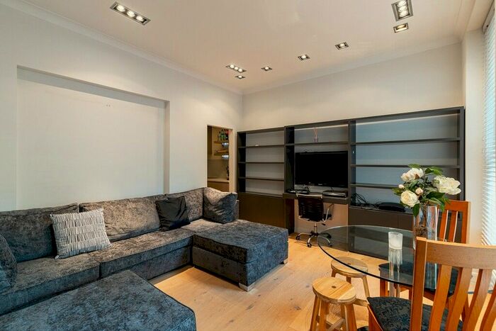 1 Bedroom Flat To Rent In Courtfield Road, Earls Court, SW7