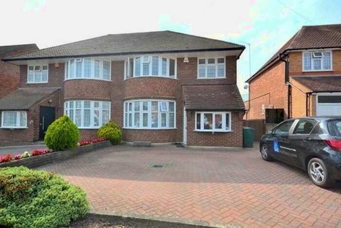 4 Bedroom Semi-Detached House To Rent In Southover, London N12