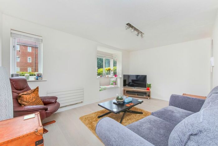 2 Bedroom Flat To Rent In Woodgate Drive, London, SW16