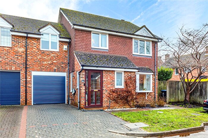 4 Bedroom Link Detached House For Sale In Aragon Walk, Byfleet, West Byfleet, Surrey, KT14