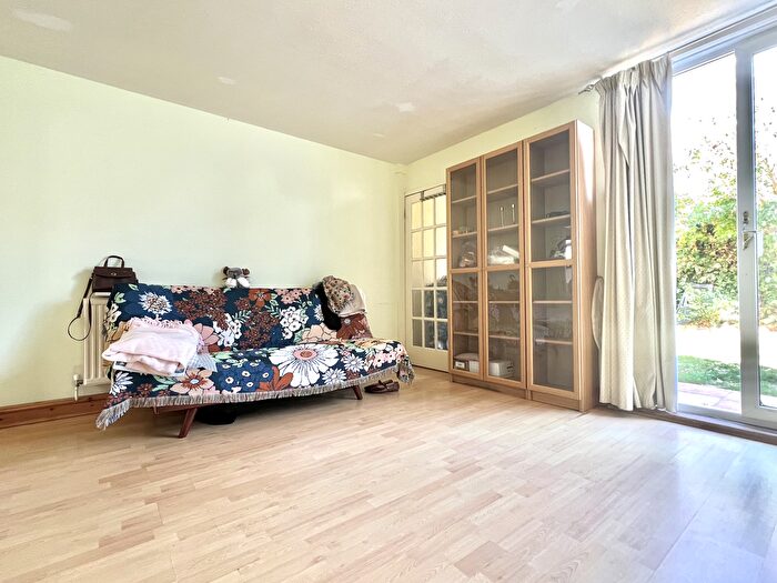 3 Bedroom Flat To Rent In Crocus Field, Barnet, EN5