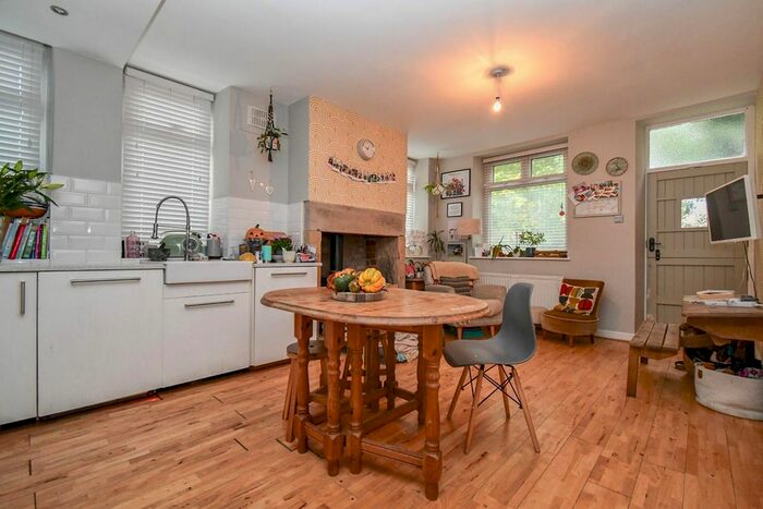 2 Bedroom End Of Terrace House To Rent In Park View, Yeadon, Leeds, LS19