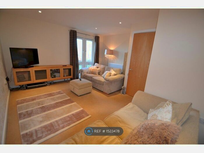 2 Bedroom Maisonette To Rent In Amalfi House, Cardiff Bay, CF10