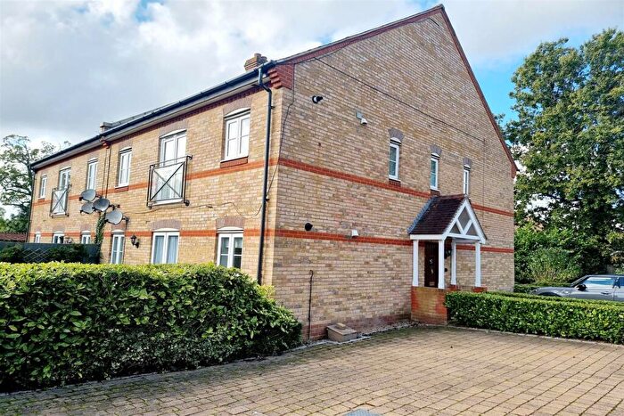 2 Bedroom Maisonette To Rent In Sovereign Mews, Cockfosters, EN4