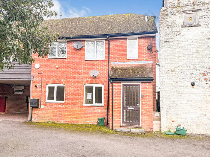 2 Bedroom Flat For Sale In Waterloo Court, Whitchurch, Berkshire, RG28