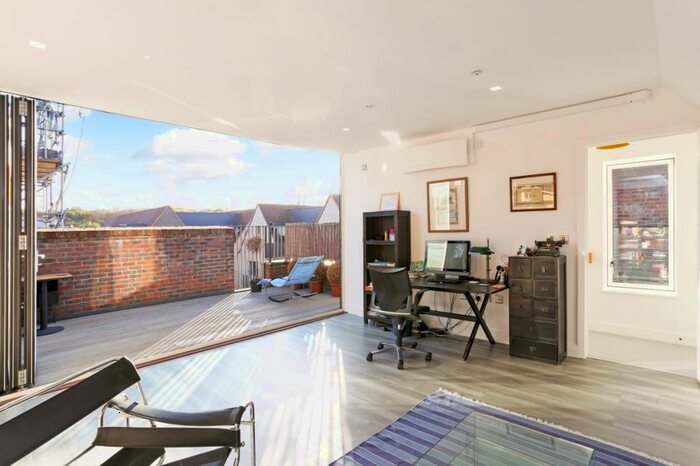 5 Bedroom Town House To Rent In Marwood Square London, N10