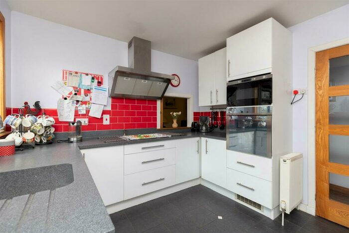 3 Bedroom Detached Bungalow For Sale In Stormontfield, Perth, PH2