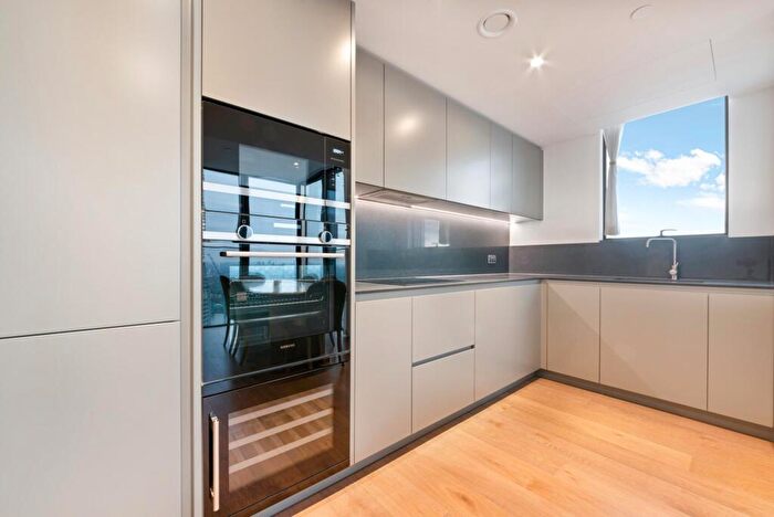 2 Bedroom Apartment To Rent In Harcourt Tower, Marsh Wall, London, E14