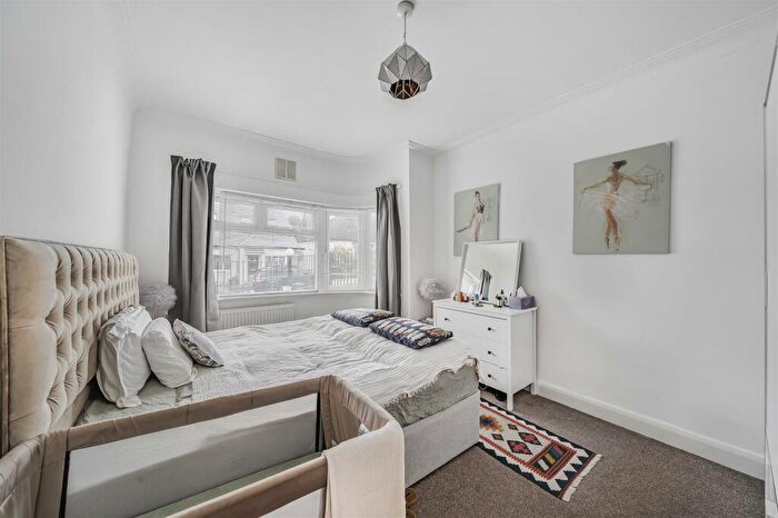 3 Bedroom Bungalow For Sale In Kinloch Drive, London, NW9