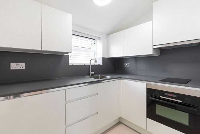 1 Bedroom Flat To Rent In Uxbridge Road, Hampton Hill, Hampton, TW12